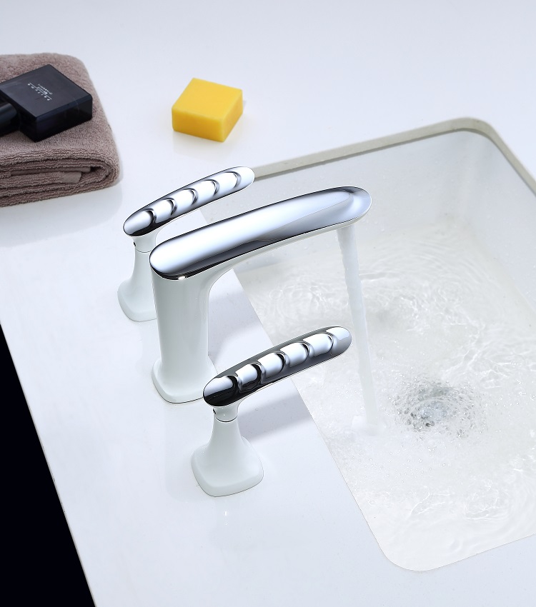 Deck Mounted Dual Handles Basin Faucets Mixer Water Mixer Taps Luxury 3 Hole Taps Bathroom Basin