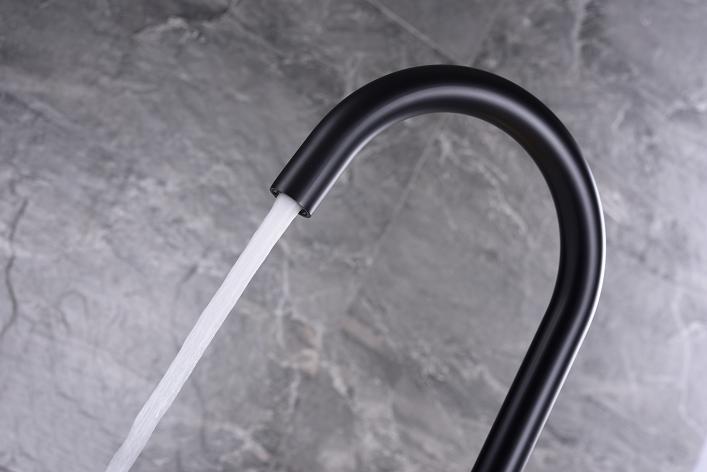 Hot Selling Simple Design Single Handle Floor-Mount Bathtub Faucet